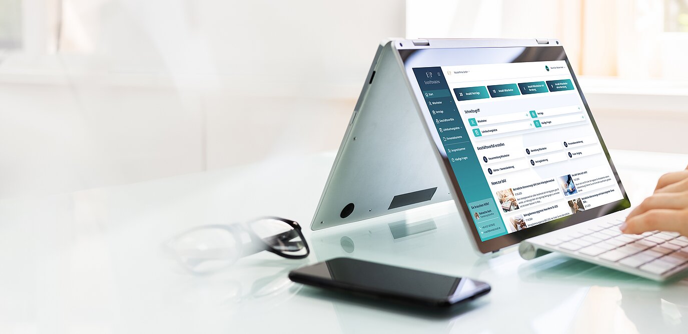 Hände am Laptop. Die bAV ist digital zu verwalten
