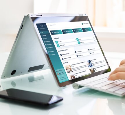 Hände am Laptop. Die bAV ist digital zu verwalten