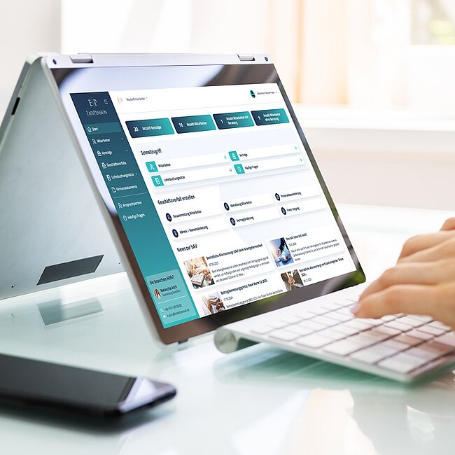 Die bAV ist digital zu verwalten Hände am Laptop. Die bAV ist digital zu verwalten