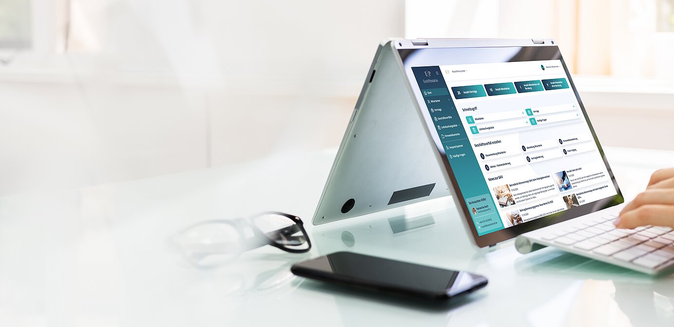 Hände am Laptop. Die bAV ist digital zu verwalten