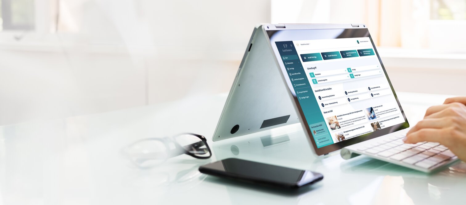 Hände am Laptop. Die bAV ist digital zu verwalten