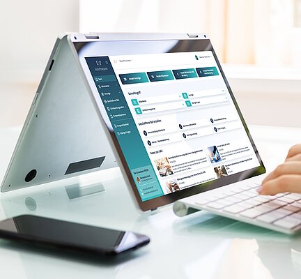 Die bAV ist digital zu verwalten Hände am Laptop. Die bAV ist digital zu verwalten