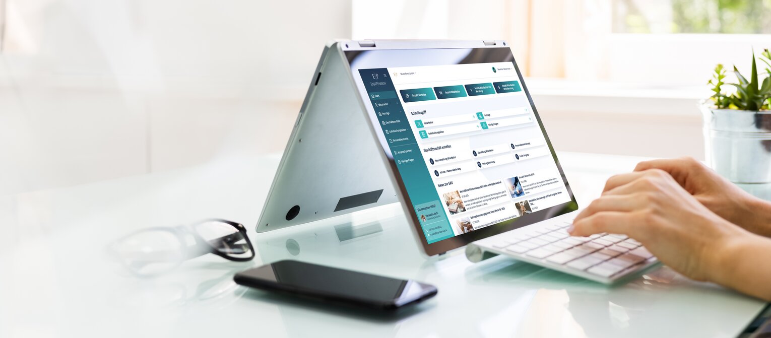 Hände am Laptop. Die bAV ist digital zu verwalten
