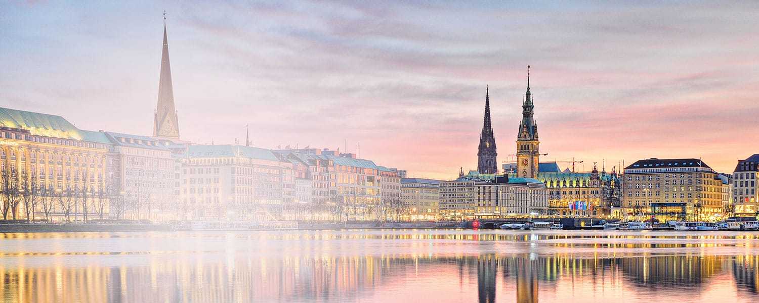 Hamburger Alster am Jungfernstieg in der Morgendämmerung