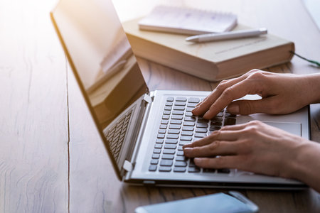Beitragsbemessungsgrenze 2025: Hand am Laptop und Ipad