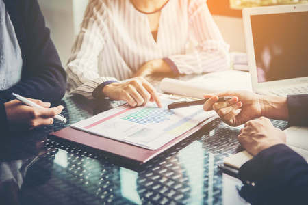 Businessmeeting unter Frauen, die sich über Daten und Grafiken der bAV beraten