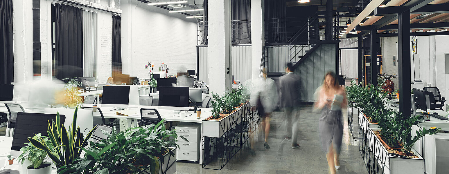 Team im modernen Büro begrüßt neue Mitarbeitende – Erleichterte Einstellung bei bestehender betrieblicher Altersvorsorge (bAV)