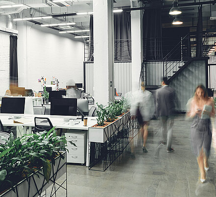 Team im modernen Büro begrüßt neue Mitarbeitende – Erleichterte Einstellung bei bestehender betrieblicher Altersvorsorge (bAV) Team im modernen Büro begrüßt neue Mitarbeitende – Erleichterte Einstellung bei bestehender betrieblicher Altersvorsorge (bAV)