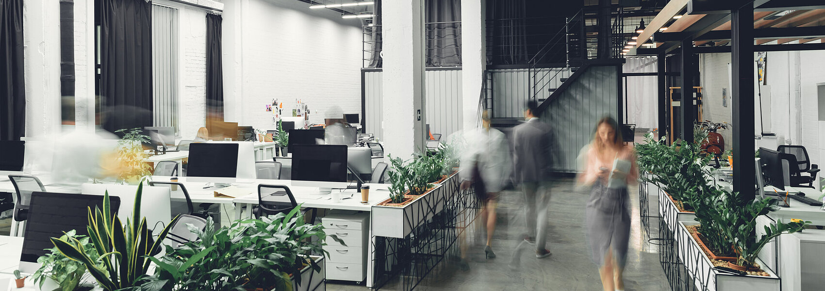 Team im modernen Büro begrüßt neue Mitarbeitende – Erleichterte Einstellung bei bestehender betrieblicher Altersvorsorge (bAV)