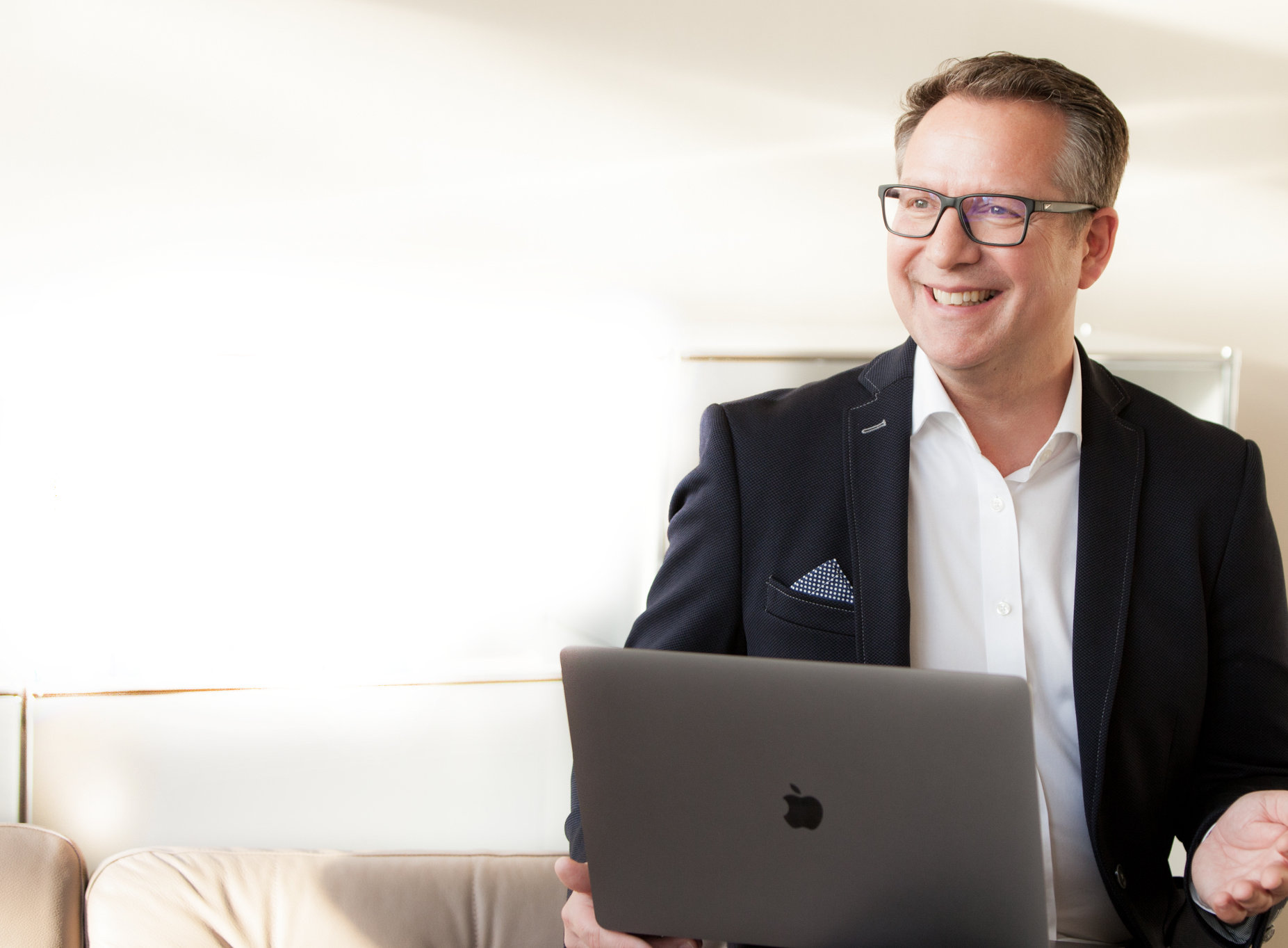 bAV Versicherungsmakler Andreas Brand im Büro